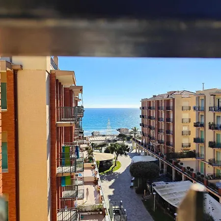 Roma 32 By Tempovacanza דירה Marina dʼAndora